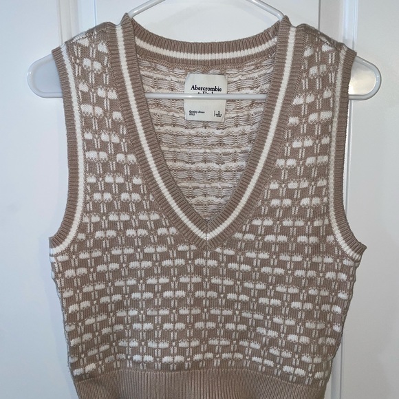 Sweaters - NWT Abercrombie & Fitch knit sweater vest